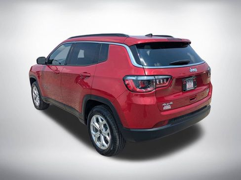 Used 2025 Jeep Compass Latitude w/ Sun & Sound Group AWD/4WD image 5
