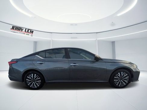 Used 2024 Nissan Altima 2.5 SV image 2