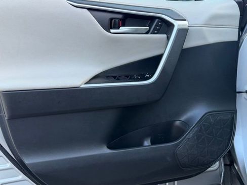 Used 2021 Toyota RAV4 Limited image 16