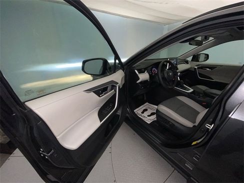 Used 2020 Toyota RAV4 XLE w/ Convenience Package image 11