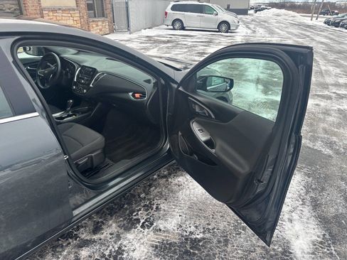 Used 2017 Chevrolet Malibu LT image 16