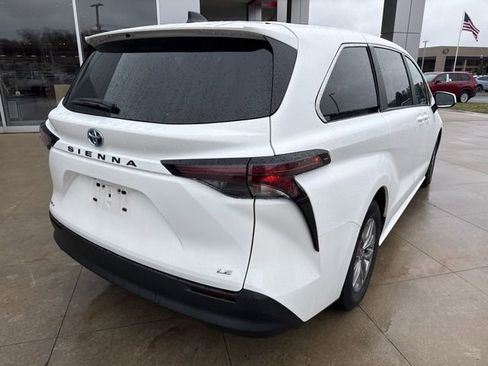 Used 2025 Toyota Sienna LE image 7