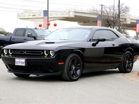 Used 2016 Dodge Challenger SXT image 7