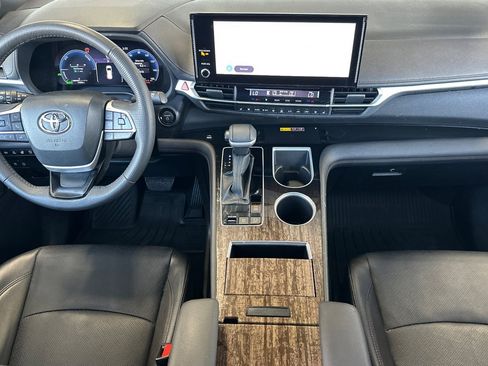 Used 2025 Toyota Sienna Platinum AWD/4WD image 12