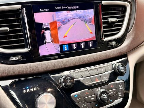 Used 2020 Chrysler Pacifica Touring-L Plus image 24