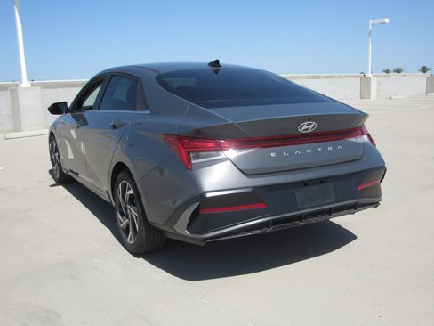 Used 2025 Hyundai Elantra SEL image 6