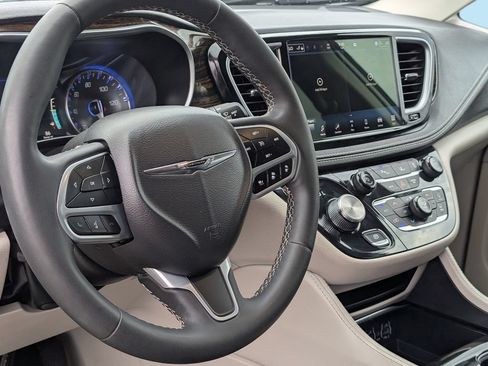 Used 2023 Chrysler Pacifica Limited FWD image 13