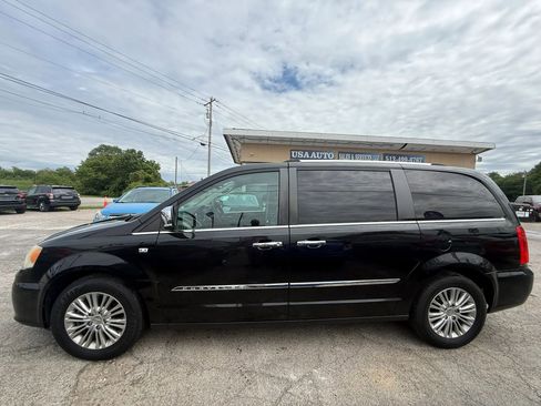 Used 2014 Chrysler Town & Country Touring-L FWD image 2
