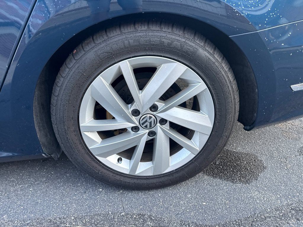 Used 2018 Volkswagen Passat 2.0T SE w/ SE Lighting Package FWD image 8