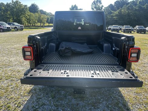 Used 2026 Jeep Gladiator Mojave AWD/4WD image 18