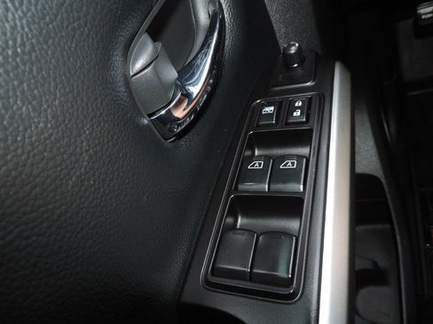 Used 2021 Nissan Titan SV w/ SV Convenience Package image 27