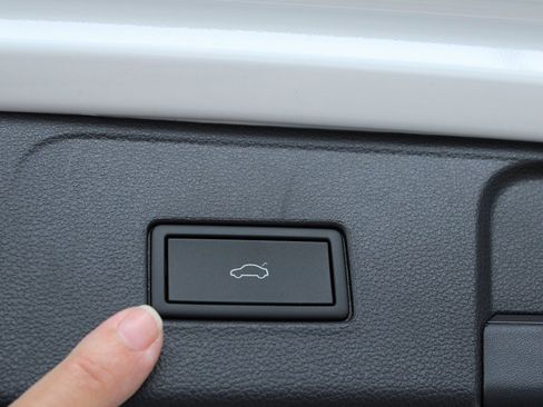 New 2025 Volkswagen Atlas SEL image 30