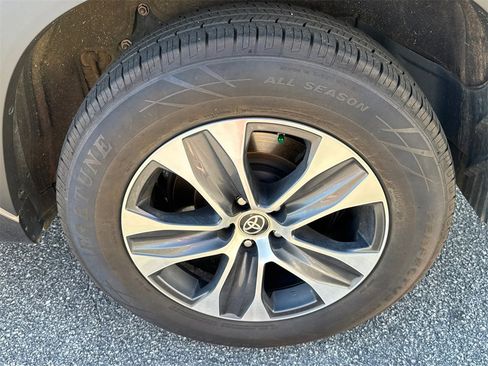 Certified 2022 Toyota Highlander XLE image 20