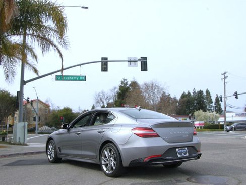 Used 2022 Genesis G70 2.0T image 8