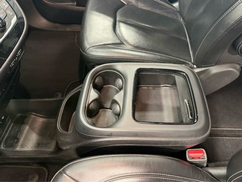 Used 2021 Chrysler Pacifica Touring-L w/ Uconnect Theater Family Group AWD/4WD image 19