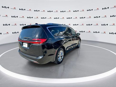 Used 2021 Chrysler Pacifica Touring-L FWD image 9