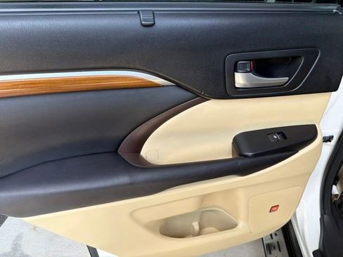 Used 2017 Toyota Highlander Limited AWD/4WD image 19