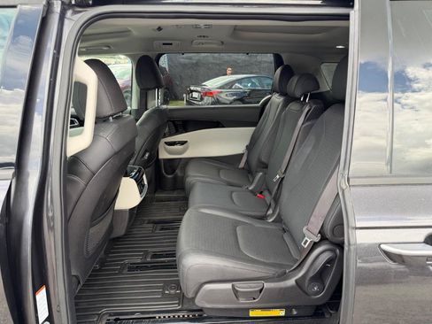 Used 2023 Kia Carnival SX Prestige FWD image 12