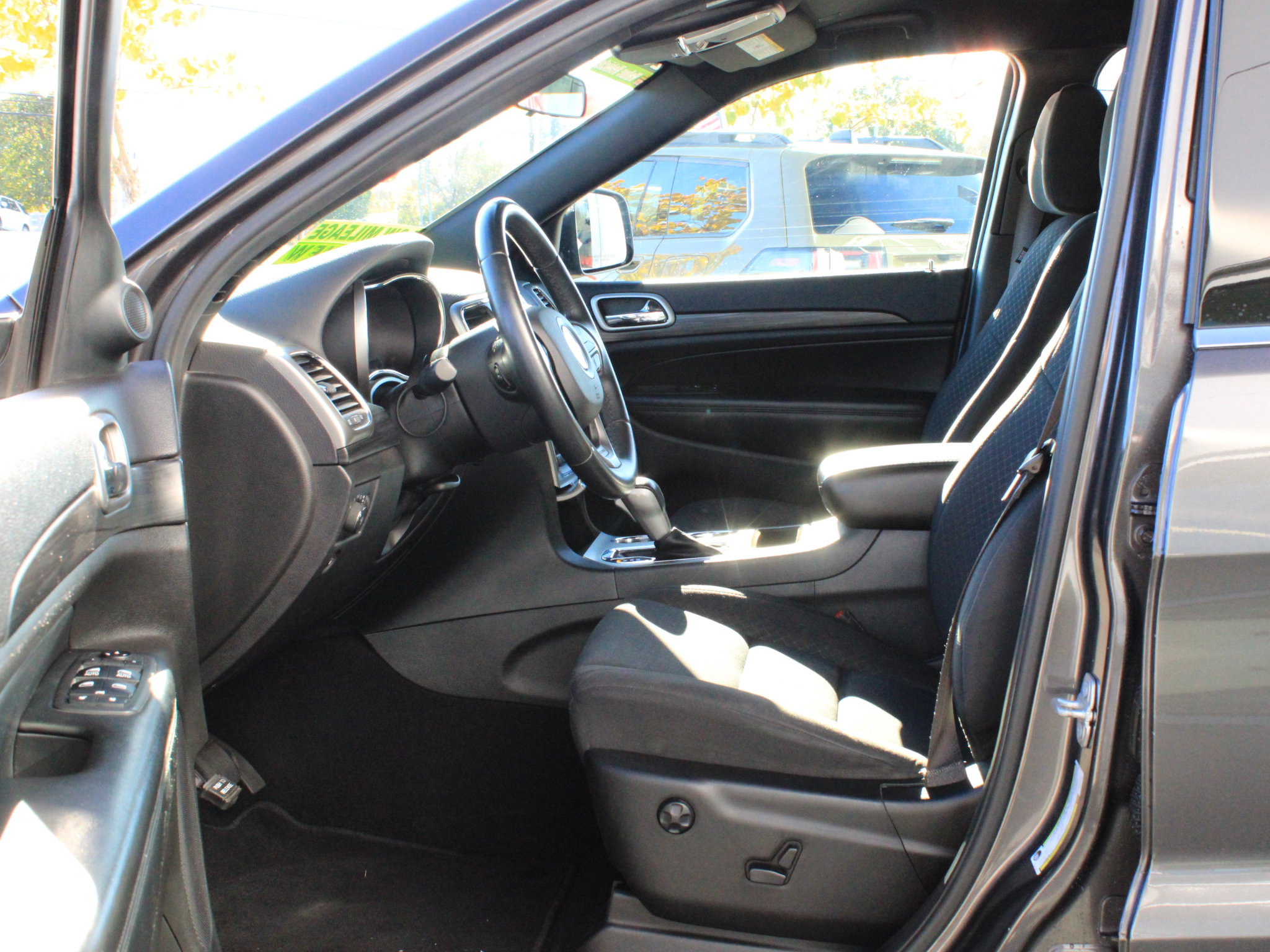 Used 2019 Jeep Grand Cherokee Laredo AWD/4WD image 11
