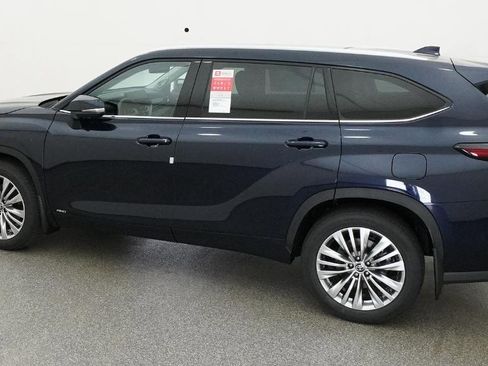 New 2026 Toyota Highlander Platinum image 8