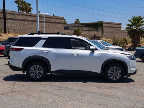 Used 2025 Nissan Pathfinder SV w/ SV Premium Package FWD image 3