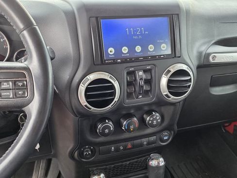 Used 2018 Jeep Wrangler Unlimited Sahara w/ Connectivity Group image 8