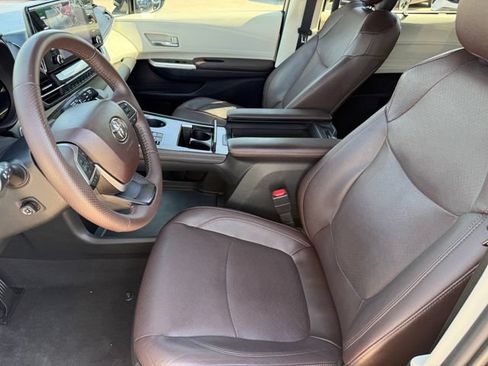 Used 2023 Toyota Sienna Platinum FWD image 12