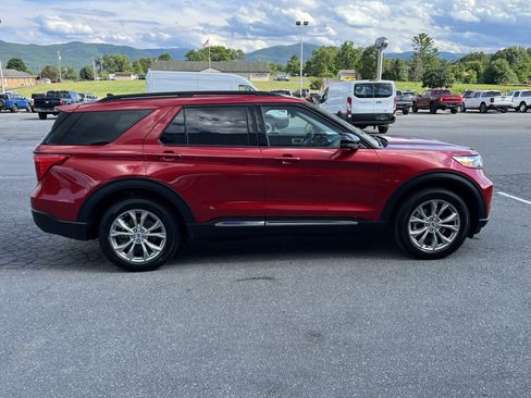 Used 2024 Ford Explorer XLT w/ Equipment Group 202A AWD/4WD image 8