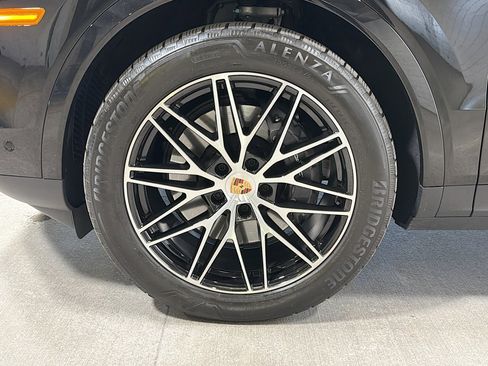 Used 2025 Porsche Cayenne Coupe image 42