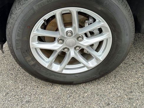 Used 2025 Jeep Grand Cherokee Laredo X image 5