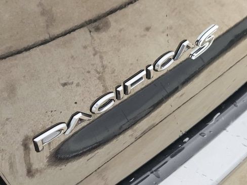 Used 2020 Chrysler Pacifica Touring-L w/ S Appearance Package FWD image 11