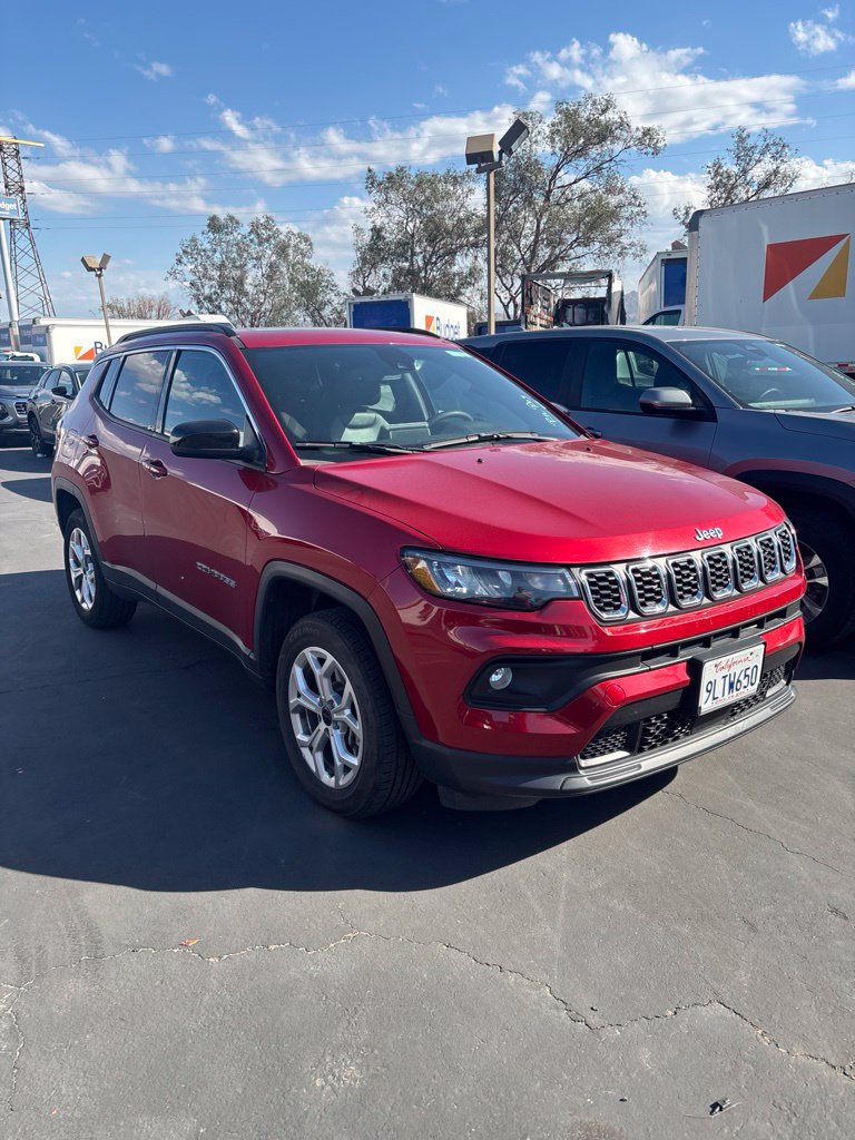 Used 2025 Jeep Compass Latitude w/ Sun & Sound Group AWD/4WD image 3