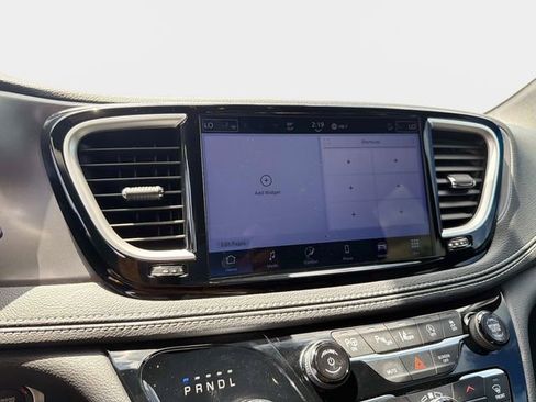 Used 2025 Chrysler Pacifica Select FWD image 21