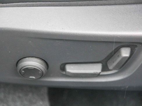 Used 2025 Volvo XC40 B5 Core image 21