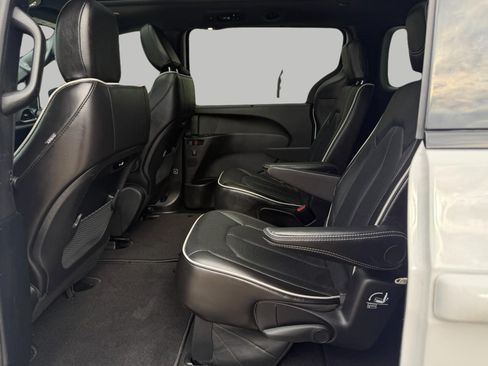 Used 2025 Chrysler Pacifica Limited FWD image 25