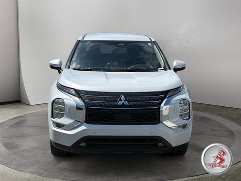 Used 2023 Mitsubishi Outlander SE AWD/4WD image 2