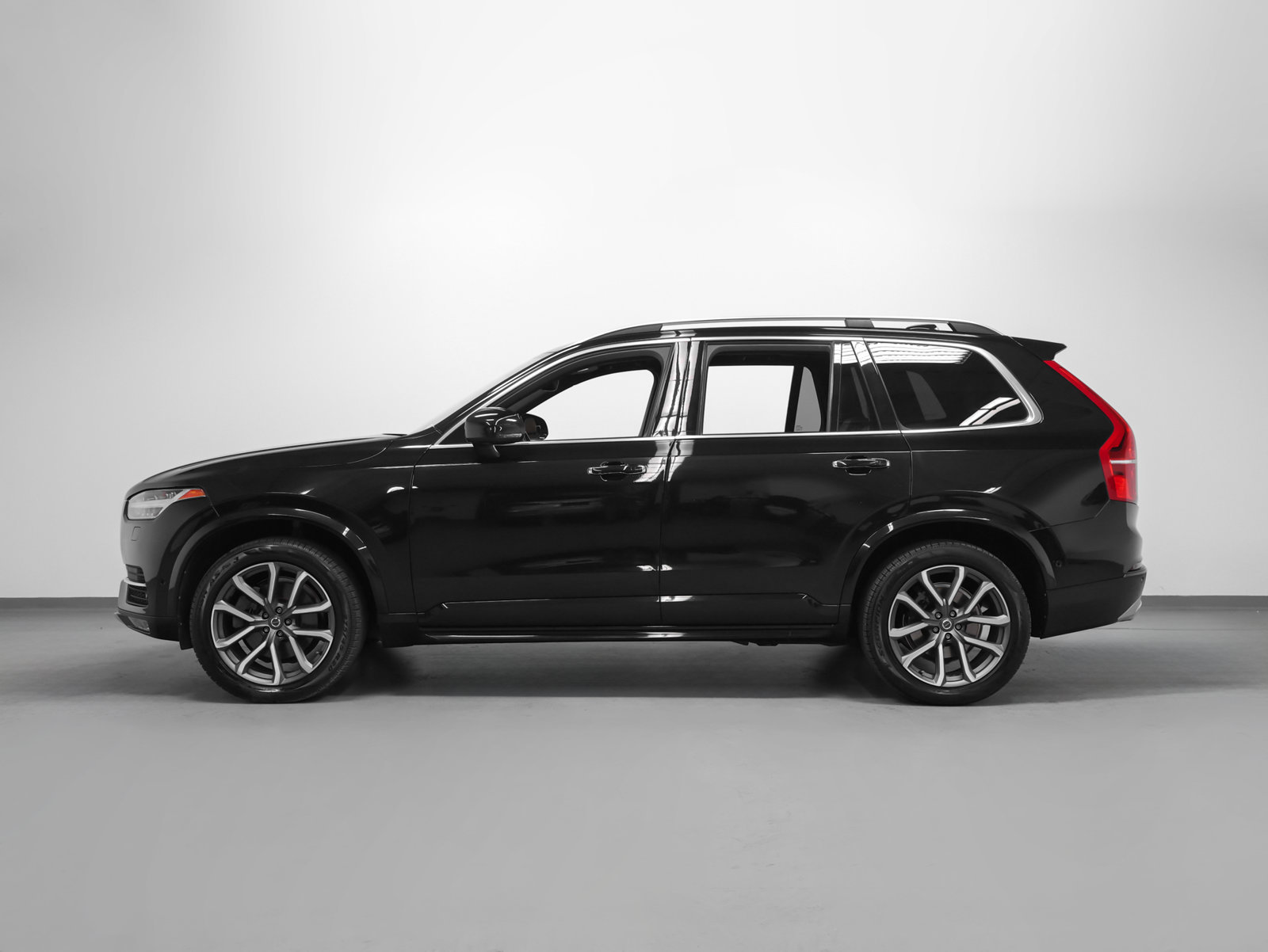 Used 2018 Volvo XC90 T6 Momentum w/ Convenience Package AWD/4WD image 2