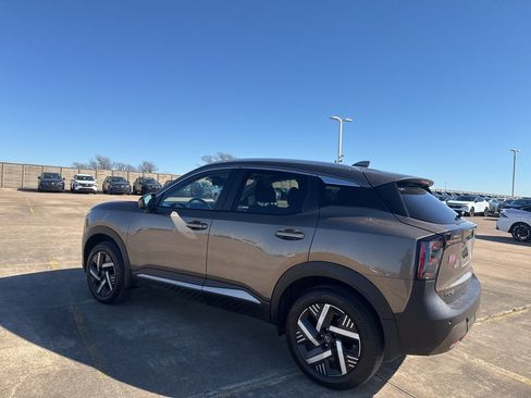 Certified 2025 Nissan Kicks SV w/ SV Premium Package image 8