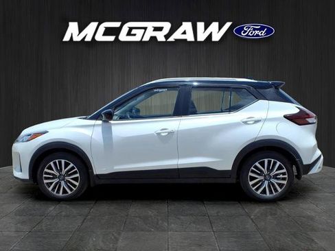 Used 2022 Nissan Kicks SV FWD image 3