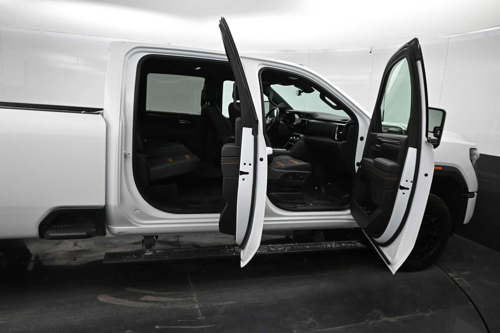 Used 2024 GMC Sierra 2500 AT4 w/ AT4 Premium Plus Package AWD/4WD image 32