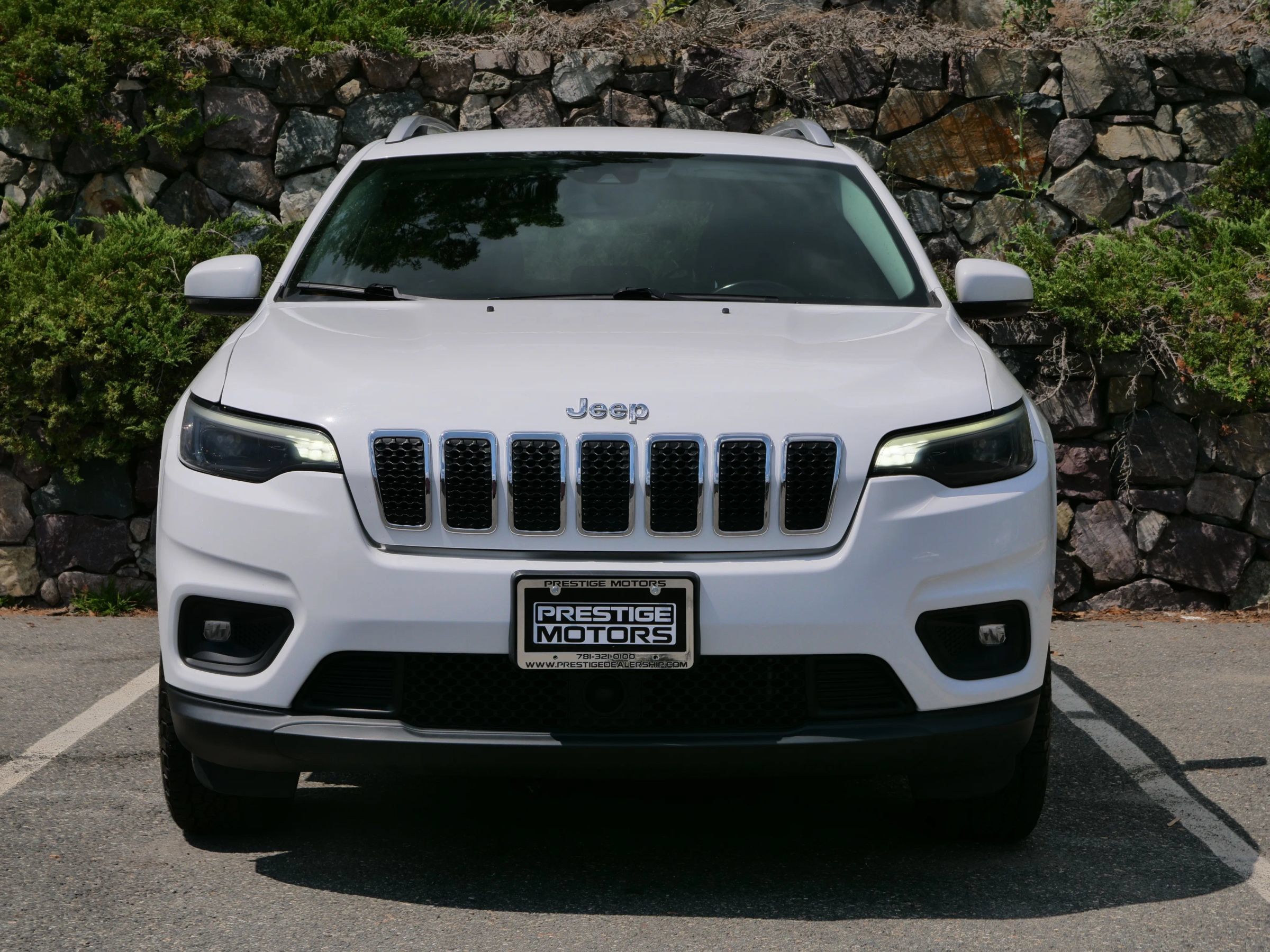 Used 2021 Jeep Cherokee Latitude Plus w/ Mopar Interior Package AWD/4WD image 3