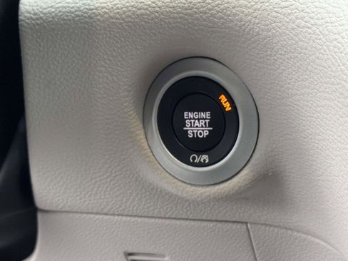 Used 2022 Chrysler Pacifica Touring-L w/ Uconnect Theater Family Group AWD/4WD image 6
