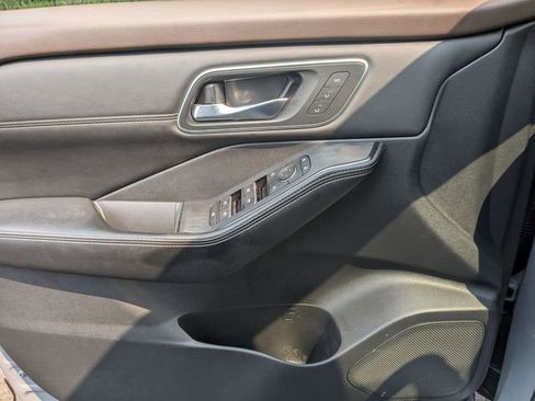 Used 2023 Nissan Rogue Platinum w/ Platinum Premium Package image 11