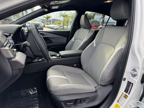 Used 2025 Toyota Camry SE image 16