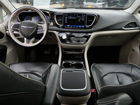 Used 2021 Chrysler Pacifica Limited w/ Uconnect Theater Family Group FWD image 10
