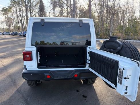 Used 2025 Jeep Wrangler Unlimited Sahara AWD/4WD image 9