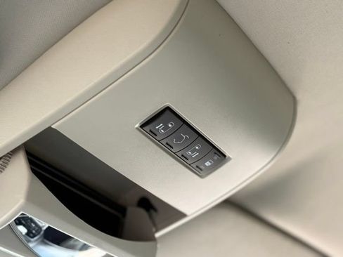 Used 2015 Chrysler Town & Country Limited FWD image 27