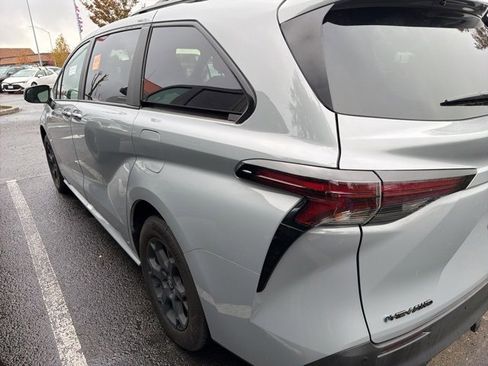Certified 2025 Toyota Sienna XLE Woodland Edition image 9