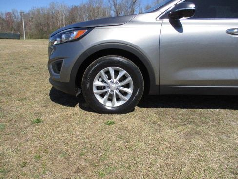 Used 2017 Kia Sorento LX w/ LX Convenience Package image 9