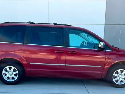 Used 2010 Chrysler Town & Country Touring Plus w/ Safetytec Group FWD image 8